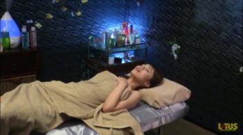 美人巨乳妻無料マッサージ体験に騙され中出しされる巨乳人妻マッサージの無料エロ動画