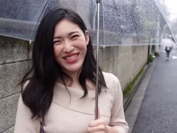 黒髪ロングの清楚そうな美女は喉奥を犯されて絶頂するイラマ痴女ｗお姉さん痴女フェライラマチオのアダルト動画