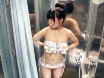 大学生の男女が素股マッサージにトライ！友達を待たせて大量中出しパコｗ巨乳美少女水着中出し盗撮の無料アダルト動画