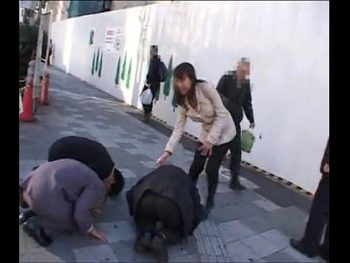 顔出しNGの素人妻に土下座して一発ヤらせてもらうマニア企画ｗ巨乳素人人妻顔射ナンパのエロ動画