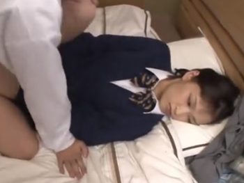 童貞後輩に頼み込まれて中出しセックス許しちゃった女子校生素人女子校生美少女童貞中出しのエロ動画