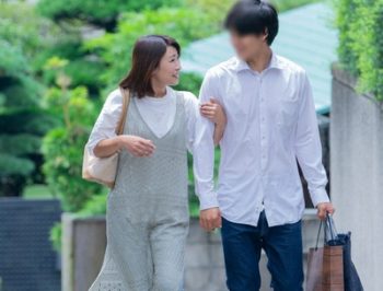 ボクが小さいころ父さんと離婚して女で独りで育ててくれた母…そんな母に童貞を捧げて人妻童貞中出し原口夏菜子のアダルト動画
