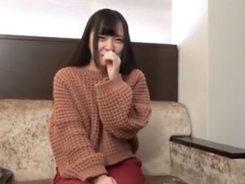 清純そうな顔してチンコおしゃぶりが大好きな素人娘に口内射精フィニッシュ！素人美少女ハメ撮りのエロ動画