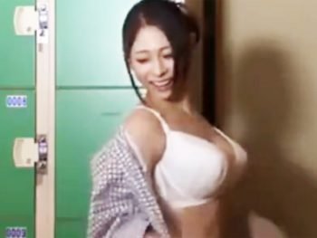 爆乳なお姉ちゃんの無防備な姿にフル勃起して温泉で近親パコｗ巨乳お姉さん近親相姦のアダルト動画