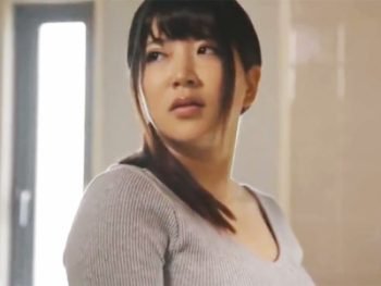 爆乳でムラついた修理業者にパイズリ奉仕を強要されてしまう若妻ｗ巨乳人妻パイズリのエロ動画