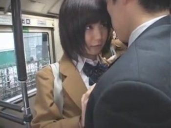 バス通学の黒髪女子校生がイケメンに逆痴漢仕掛けて対面挿入女子校生美少女顔射痴漢のエロ動画