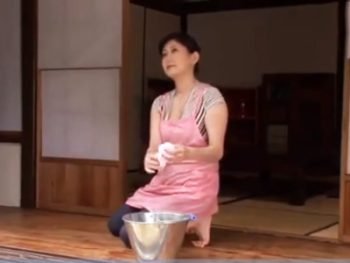 嫁のお母さんとハメちゃう変態旦那→義母の顔にドロドロぶっかけ巨乳熟女顔射の無料エロ動画