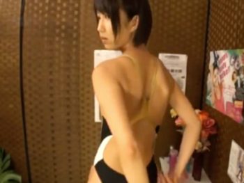 競泳水着の巨乳娘が猥褻マッサで発情→嫌がりながらも生チンポ受け入れｗ巨乳美少女レイプマッサージのアダルト動画