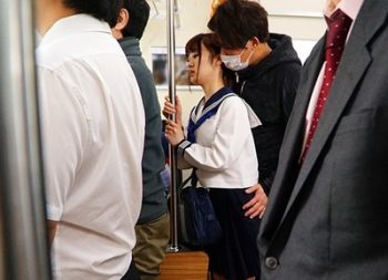 通学途中のJKが声を出せない状況で寝られる！大人しそうな細身ロリが狙われ痴漢レイプ女子校生美少女レイプ盗撮笠木いちかのアダルト動画