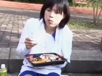 ロケ弁食事中の陸上部系美巨乳少女、青山沙希にウインナーを差し出す巨乳美少女顔射フェラぶっかけ3P露出青山沙希のエロ動画
