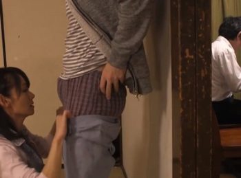 父親がすぐそこにいるのに息子のチンポに夢中！淫乱ママの即尺フェラで大量射精痴女人妻熟女近親相姦のアダルト動画