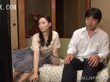 欲求不満の人妻が息子と一緒にAV観賞して欲情→近親相姦SEXしちゃうｗ人妻熟女パイパン中出し近親相姦のエロ動画