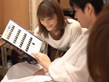 男との距離を意識させる小悪魔美容師→誰も見ていないところで性サービスに移る痴女ｗ巨乳素人痴女OLのアダルト動画