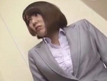 密室で部長を誘惑し性交を求める淫乱な人妻OLｗ巨乳痴女人妻OLのエロ動画