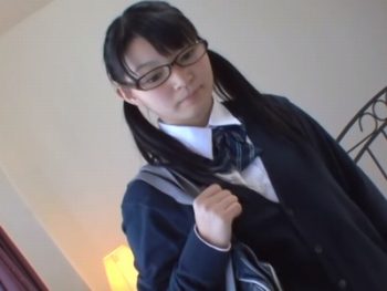 ウブ過ぎる眼鏡JKを開発調教！自分専用のオナペットへオマンコ強制顔射女子校生美少女めがね顔...