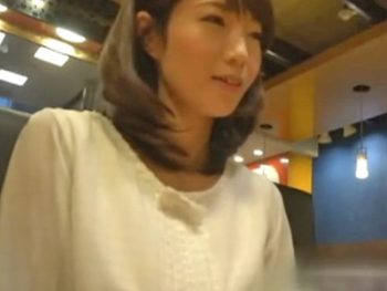 すぐに旦那裏切っちゃう淫乱素人妻にたっぷり中出し素人人妻中出しのAVエロ動画