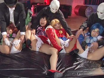セーラーヒロインたちを捕まえて中出し輪姦美少女コスプレ乱交の無料エロ動画