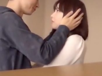 お人形みたいに整った白肌娘と舌を絡ませ合うイチャラブパコ！素人美少女痴女ハメ撮りのエロ動画