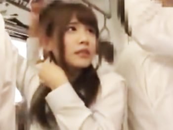 屈強な男達に囲まれて逃げ場のない電車内で痴漢レイプされて悲鳴を上げる美少女JK美少女中出しレイプ乱交痴漢のアダルト動画