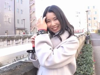 見た目清楚そうに見えるのに手錠に露出調教で感じる変態ビッチ！巨乳素人痴女のアダルト動画