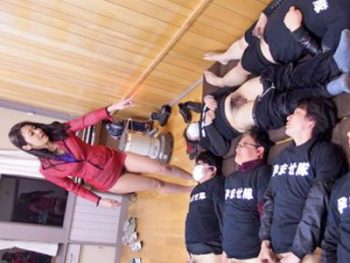 美熟女たちが大勢の男たち相手に孕ませ中出し乱交お姉さん熟女中出し乱交のエロ動画