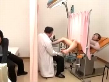 悪徳婦人科に念入りに調べられる妻…旦那の前で挿入されてお互いに相手のSEXを見ながら中出し絶頂！巨乳人妻中出し盗撮のアダルト無料動画