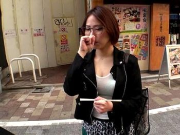 眼鏡のガードが固そうな素人OLをナンパ→たこ焼きをネタにラブホへ連れ込んで即ハメ撮り素人OLめがねハメ撮りナンパのAV動画