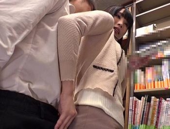 本屋で文学漬けの男子を逆痴漢してくるイケナイ奥様！痴女人妻のアダルト動画