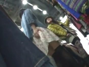 アパレル店員と営業中の試着室でパコ！声を殺しながら中出しSEX素人美少女中出しのエロ動画