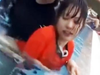 怪しい催眠にかけられたが美少女がチンポ狂いのザーメン好きビッチに変貌！美少女顔射イラマチオの無料エロ動画