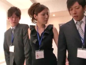 若い男性社員を痴女るキャリアOL→休憩時間にサクッと3Pファック痴女熟女OLめがね3Pのエロ動画