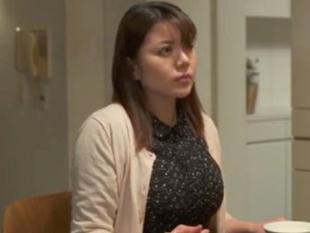 おっぱいが張って仕方ない巨乳人妻が旦那のいない間に他人棒に中出しされる一部始終巨乳人妻中出しのアダルト動画