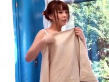 温泉地で口説いたパイパン巨乳美少女がマッサージされて潮吹き＆おもらし大絶頂巨乳素人美少女パ...