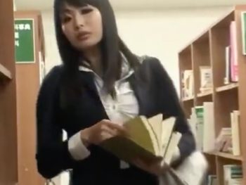 欲求不満なドスケベ痴女が図書館でショタを誘惑ｗ巨乳お姉さん痴女の無料エロ動画
