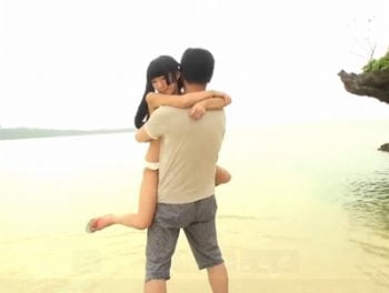 っ子と誰もいないビーチで青姦パコ！美少女露出青井いちごのアダルト動画