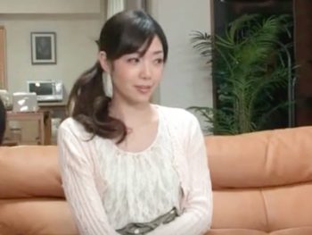 息子にAVを観せながら実践性教育巨乳人妻中出し近親相姦のAV無料動画