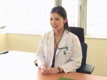 真面目そうな女医が調教されてアヘイキ絶頂ｗ巨乳顔射3Pのエロ動画