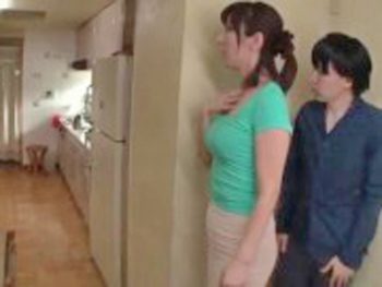 父がいてもお構いなしに求めてくる息子と母の近親セックス巨乳人妻中出し近親相姦のエロ動画