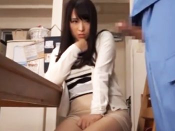 業者のおっさんにデカチンを見せられて発情した人妻は‥人妻顔射のアダルト動画