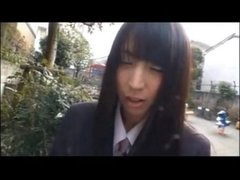 学校終わりの清楚系女子校生を公園のトイレに連れ込みハメるｗ女子校生美少女顔射3P露出のエロ動画