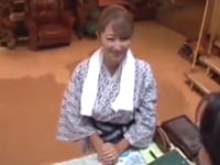 旅館の備品を壊しちゃった母娘にSEX強要→親子丼中出し！巨乳美少女ギャル人妻中出しの無料エ...