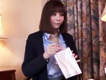 くびれ爆乳OLが取引先のお偉いさんに胸チラ仕掛けて枕営業パコ！巨乳お姉さん痴女OLのアダルト動画