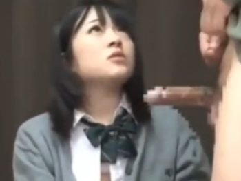 ガチ処女なロリJKに勃起チンポ見せつけ→パイ射セックス素人女子校生美少女のアダルト動画