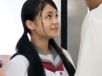 痴漢してきたおじさんに恋してしまい中出しを受け入れる清楚JK女子校生美少女中出し痴漢のアダルトSEX動画