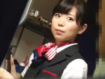 逃げ場のない飛行機の中で美人な巨乳CAが痴漢の餌食になり中出しされちゃうｗ巨乳お姉さん中出しレイプのエロ動画