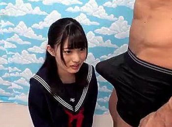 反りかえるほどのフルボッキチンポに良いリアクションをとった清純系JKをその場でハメ倒す！素人女子校生美少女のアダルト動画