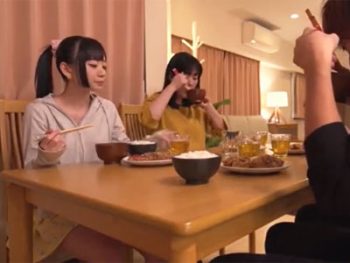 一見清楚な童顔美少女がキッチンの影に隠れてチンポを手コキ＆フェラ抜き美少女フェラ手コキのアダルト動画