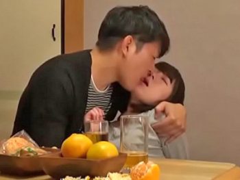 酔っ払った兄が寝ているそばで兄嫁を寝取る弟巨乳人妻近親相姦のアダルトエロ動画