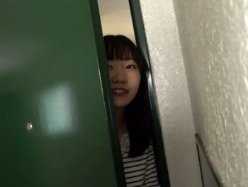 素人宅に突撃訪問！断り切れない美少女がその場でハメられｗ素人美少女ナンパのアダルト動画