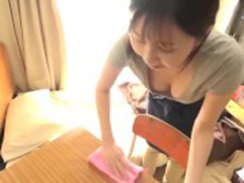 谷間が気になる熟女家政婦さんが掃除そっちのけで若い男とセックス巨乳熟女パイパン中出しのアダルト動画